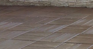 Бетонная брусчатка двора в Черемхове в октябре
