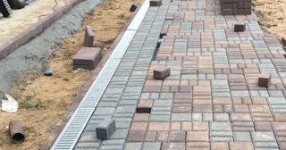 Профессиональная укладка плитки на улице в Черемхове в октябре