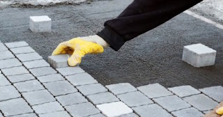 Монтаж тротуарной плитки на даче в Черемхове в октябре