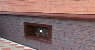 Облицовка цоколя панелями под камень в Черемхове в октябре